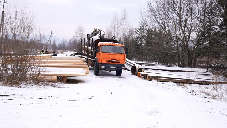 Матеріали для заміни настилу на аварійному мості.