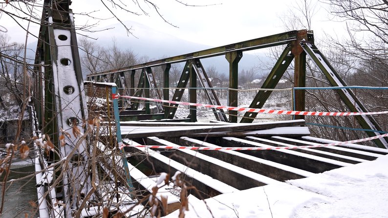 Аварійний міст у селі Новий Мізунь.