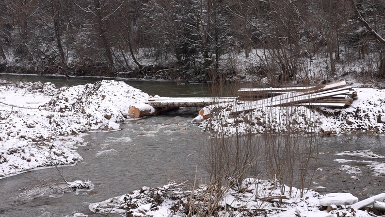 Тимчасова переправа через річку у Новому Мізуні.