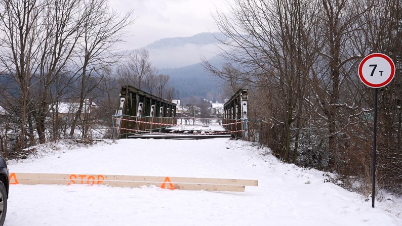 Перекритий аварійний міст у селі Новий Мізунь.
