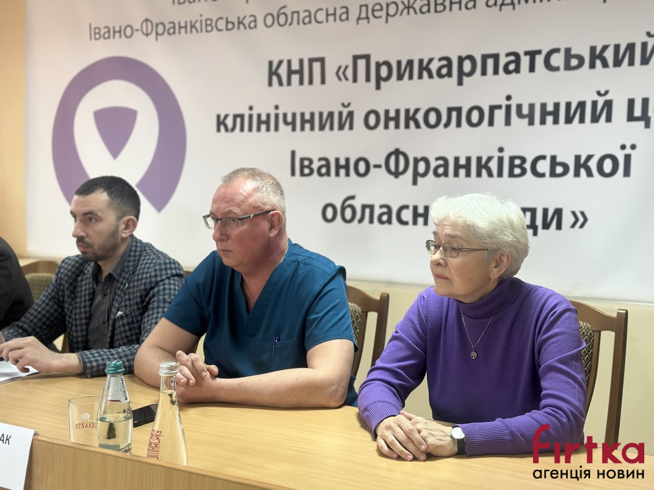 фото з пресконференції