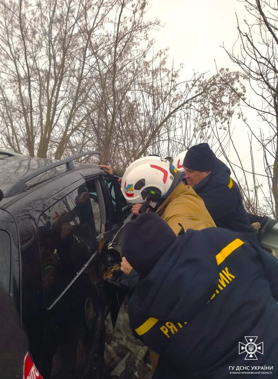 Прикарпатські рятувальники деблокували постраждалого з автомобіля, що потрапив у ДТП. ФОТО