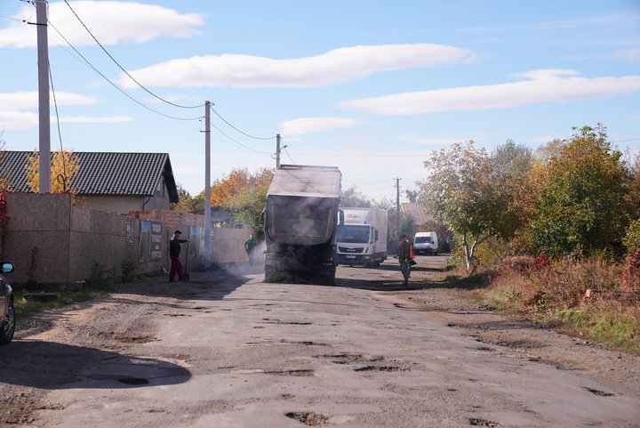 Люди ремонтують дорогу у Загвізді, Івано-Франківщина, 10 жовтня 2026 року. Суспільне Івано-Франківськ/Роман Сокирко