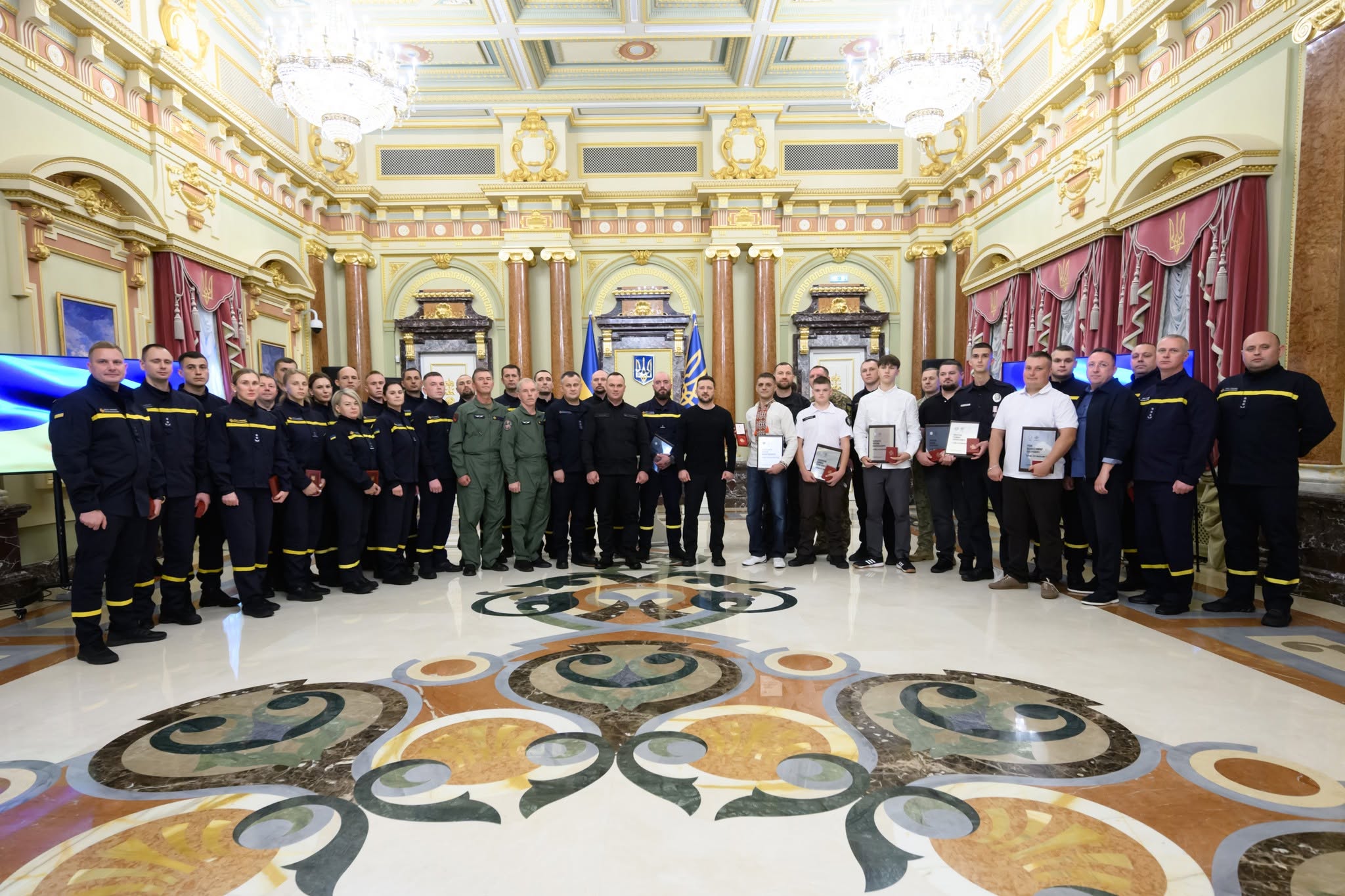 фото з місця нагородження