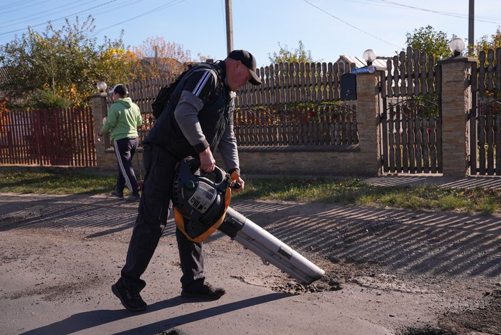 Люди ремонтують дорогу у Загвізді, Івано-Франківщина, 10 жовтня 2026 року. Суспільне Івано-Франківськ/Роман Сокирко