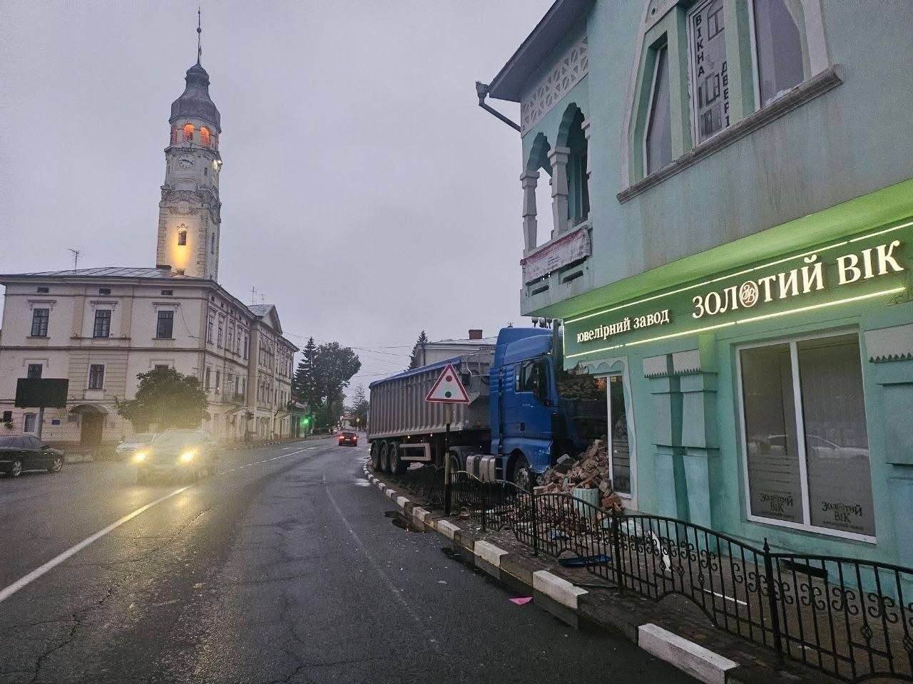 фото: з місця дорожньо-транспортної пригоди