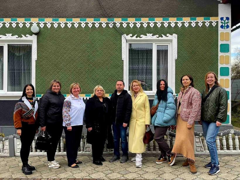 Учасниці мандрівки в межах культурно-туристичного проєкту «Сильвети Покуття»,