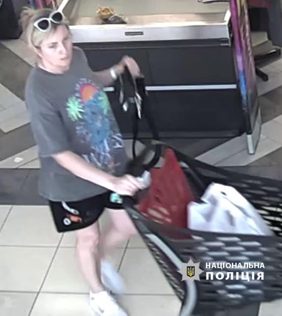 В Івано-Франківську розшукують жінку, яку підозрюють у крадіжках з торговельного центру. ФОТО