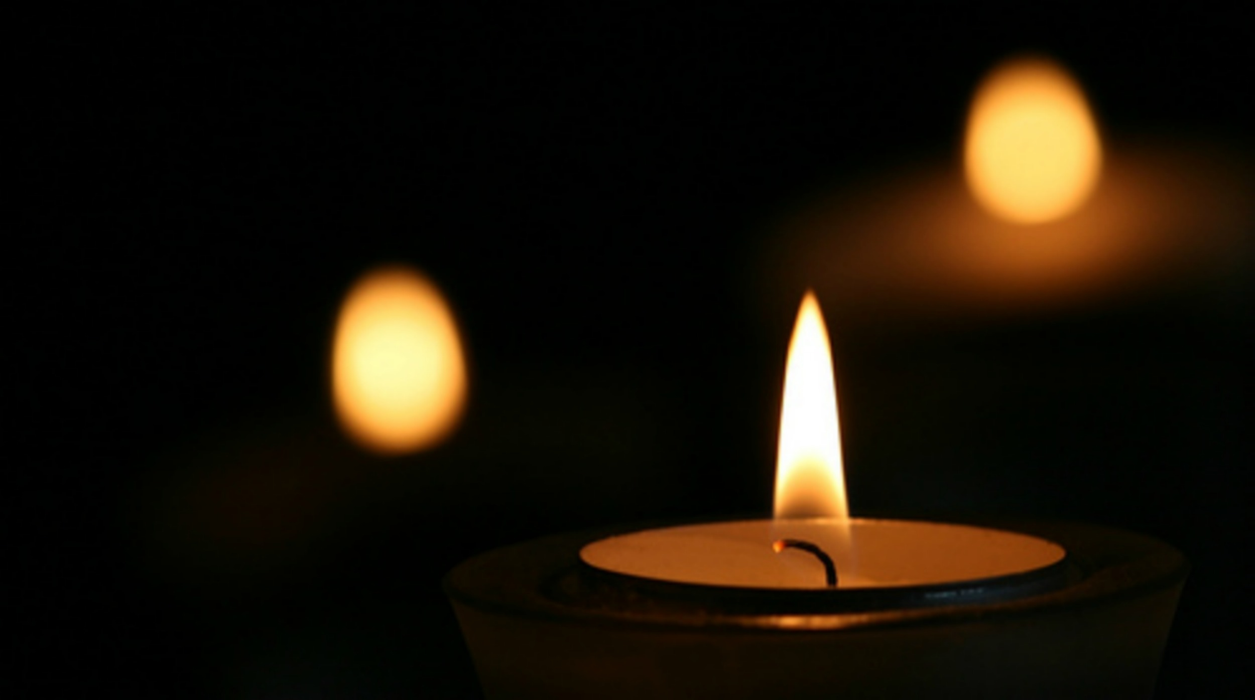 Скорбим фото со свечой 22.03. Траурная свеча. Свеча памяти. Поминальная свеча. Свеча скорби.