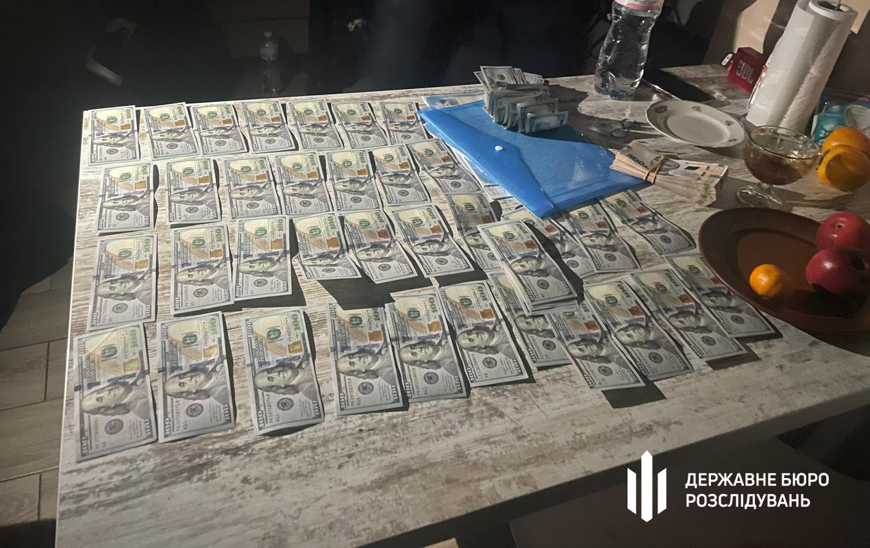 вилучили документи, кошти та інші речові докази.